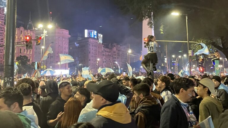 Inacredit&aacute;vel&rsquo;, &lsquo;n&atilde;o &eacute; poss&iacute;vel explicar&rsquo;: Como argentinos comemoraram classifica&ccedil;&atilde;o para a final da Copa