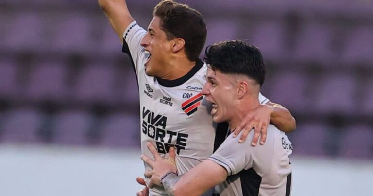 Athletico renova contrato com meia que foi herói no acesso