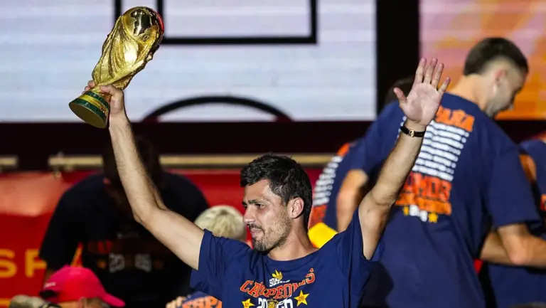 O que faz o Manchester City cogitar joia do Barcelona para suprir uma eventual sa&iacute;da de Rodri?