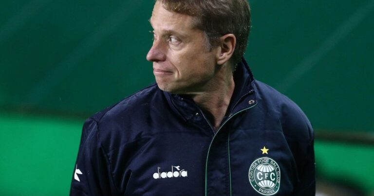 Seabra muda o Coritiba e ganha reforço para enfrentar o Bragantino