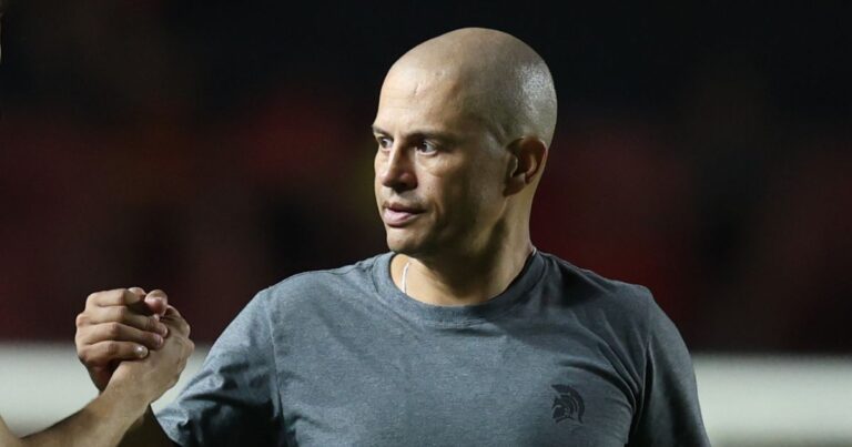 Alex completa seis meses em clube da Série B e resume período como “montanha russa”