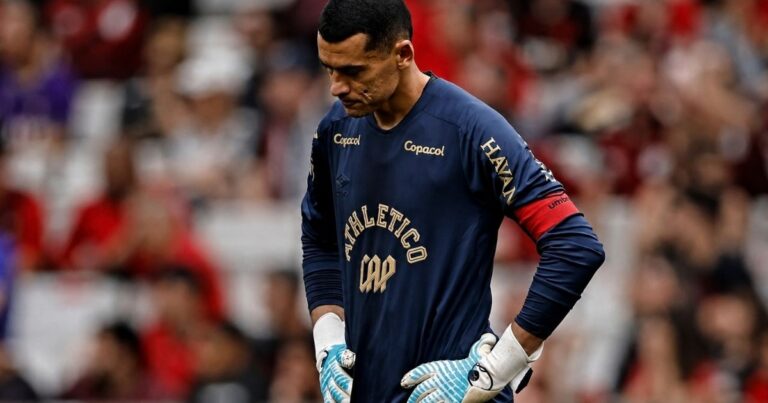 Falha sinistra de Santos expõe fim de carreira no Athletico