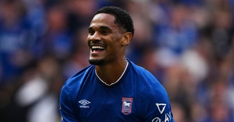 Atacante menosprezado no Athletico marca em estreia na Premier League