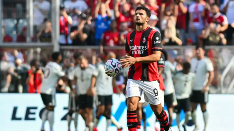 Refor&ccedil;o de R$ 420 milh&otilde;es do Milan faz a diferen&ccedil;a, e Manchester United sofre com velho problema