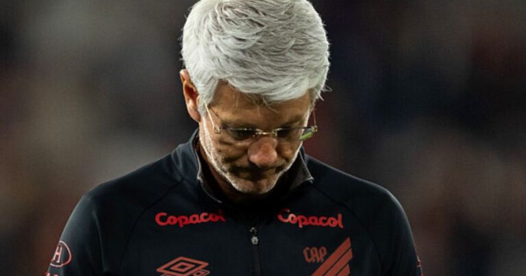 Odair banca Santos e pede desculpas no Athletico