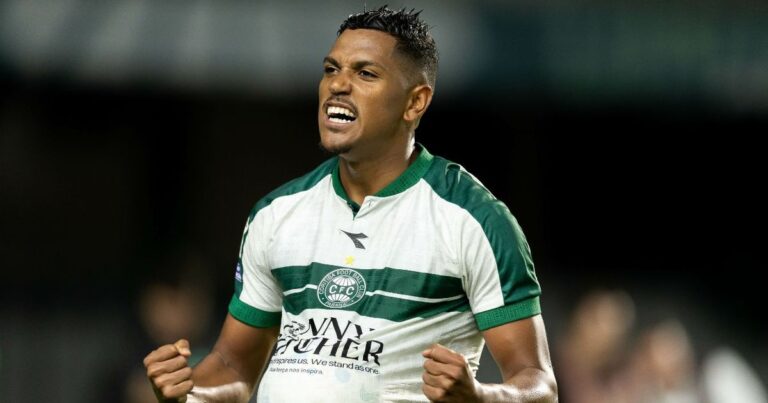 Coritiba supera lesões, volta a vencer no Couto e alívia pressão no Brasileirão
