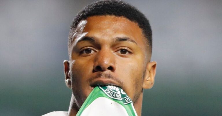 Negócio melou, e atacante do Coritiba volta para a lanterna da Série B