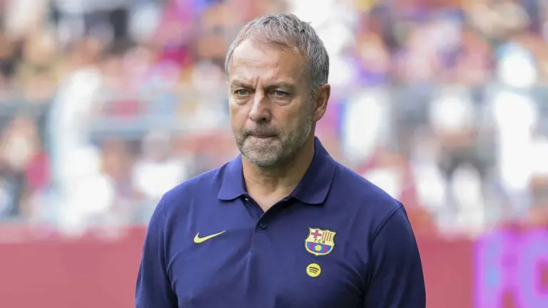Por que o Barcelona adiou os planos de contratar um zagueiro para o elenco de Hansi Flick