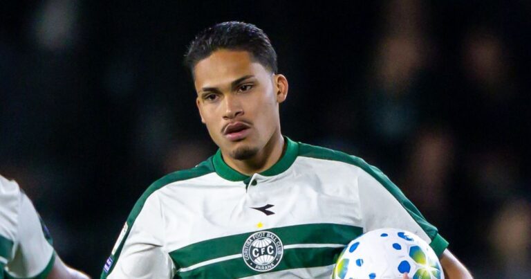 Ex-Flamengo vira arma do Coritiba e bate marca impressionante