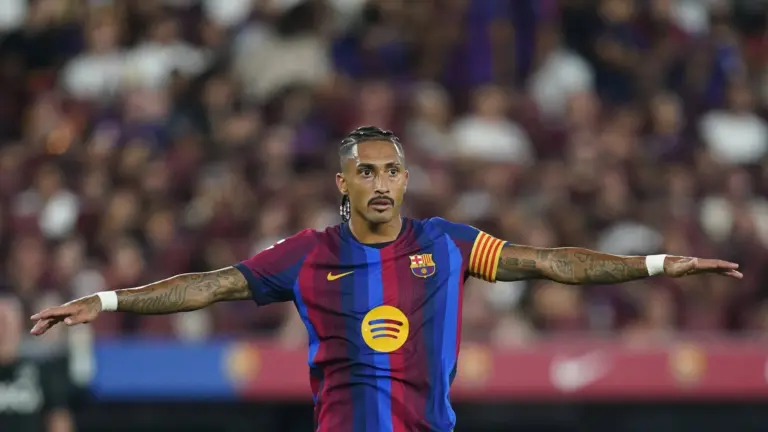 Flick: &lsquo;&Eacute; por isso que Raphinha se tornou o principal capit&atilde;o do Barcelona&rsquo;