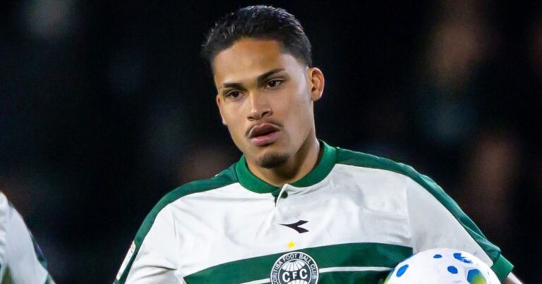 Ex-Flamengo, atacante do Coritiba sonha com estreia no Maracanã