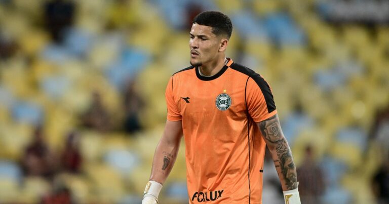 Seabra comenta por que Pedro Morisco foi poupado contra o Fluminense e isenta substituto