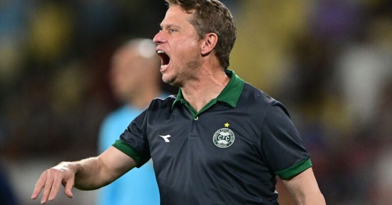 Após goleadas, Seabra admite mudanças e cobra resposta no Coritiba