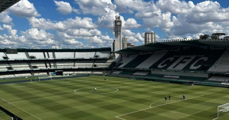 Torcida do Grêmio esgota setor contra o Coritiba e já mira o Athletico