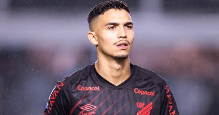 Arthur Dias volta da seleção ao Athletico com novo interessado no mercado